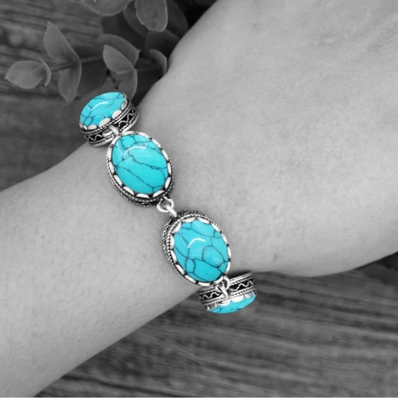 Oval turquoise bracelet - Picture 1 of 3